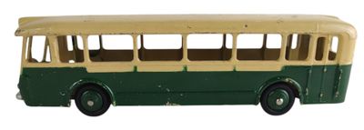 un petit bus en plastique posé sur une surface blanche