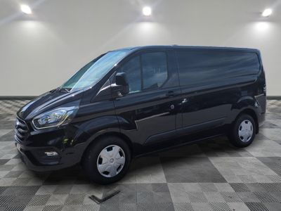 Une camionnette noire est garée dans une pièce au sol carrelé en damier.