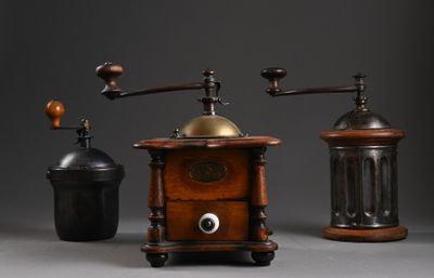 trois modèles différents de moulins à café sur fond gris