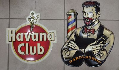 une enseigne portant l'inscription « Havana Club » à côté de la photo d'un homme barbu