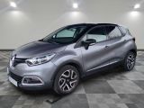 une voiture argentée est garée sur le sol à carreaux d'un garage