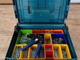 une boîte à outils bleue contenant de nombreux outils différents
