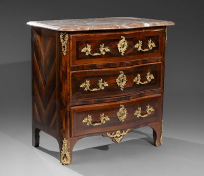 une commode ancienne avec un plateau en marbre