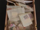une boîte en bois remplie de vieilles photos et de cartes postales