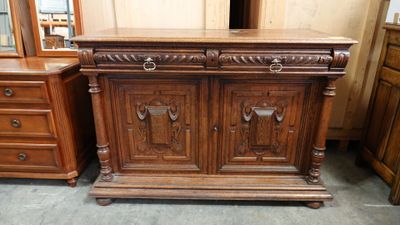 Buffet bas, style Henri II. Haut.: 99 cm Larg.: 140 cm Prof.…