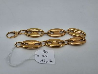 un bracelet plaqué or composé de maillons ovales et de fermoirs