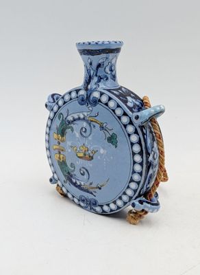un vase bleu et blanc posé sur une surface blanche