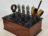 une petite boîte en bois contenant tout un ensemble d'appareils électriques de différents types