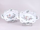 paire de plats en porcelaine sur des socles, décorés de fleurs et d'oiseaux peints