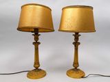 paire de lampes de table anciennes en laiton avec des abat-jours dorés