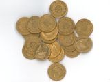 une pile de pièces d'or sur une surface blanche