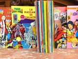 une pile de livres posés sur un lit