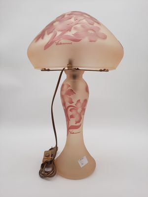 l'image d'une lampe posée sur une surface blanche