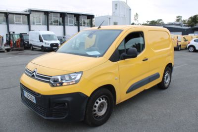 Une camionnette Citroën garée sur un parking, avec d'autres véhicules en arrière-plan