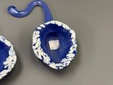 deux bols bleus et blancs posés sur une surface grise