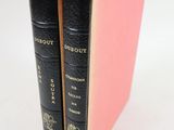 deux livres posés l'un sur l'autre sur une table