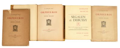 plusieurs vieux livres posés les uns sur les autres sur une surface blanche