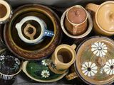 une boîte contenant toutes sortes de poteries