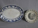 deux assiettes bleues et blanches posées l'une à côté de l'autre sur une table