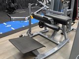 une salle de sport avec un banc, des poids et d'autres équipements