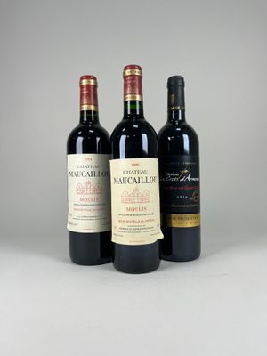 trois bouteilles de vin sont alignées sur une table