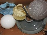 une boîte remplie de différents types de vases et d'autres objets