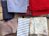 de nombreuses serviettes pliées sur une palette dans un entrepôt