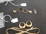 beaucoup de bijoux posés à même le sol
