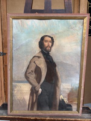 tableau représentant un homme barbu, vêtu d'un manteau, debout devant un chevalet