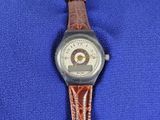 une montre posée sur un tissu bleu