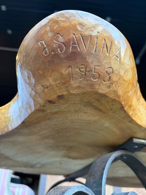 un chapeau en bois posé sur un support en métal