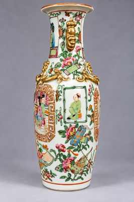 une image représentant un vase orné d'un portrait d'homme et de fleurs