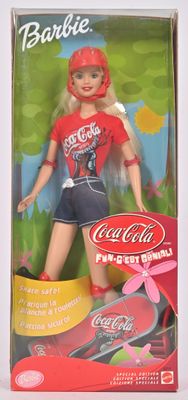 poupée Barbie dans une boîte, vêtue d'un t-shirt rouge et d'un short bleu