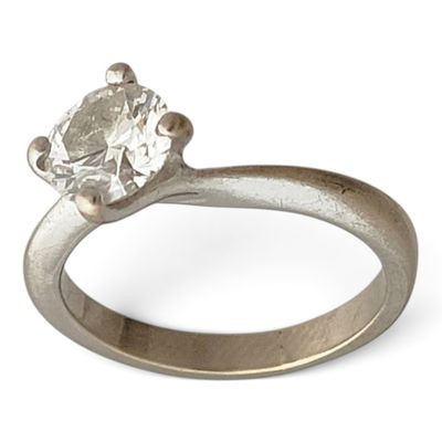 une image d'une bague en diamant sur fond blanc