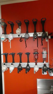 de nombreux modèles différents de sèche-cheveux accrochés au mur