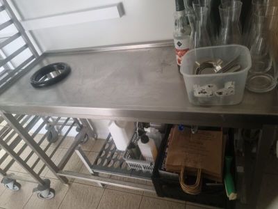 une table en métal sur laquelle sont posées plusieurs bouteilles