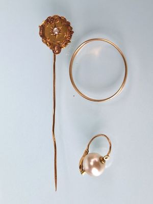 Petit lot de trois bijoux en or: