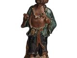 une image représentant la statue d'un homme tenant un tambour