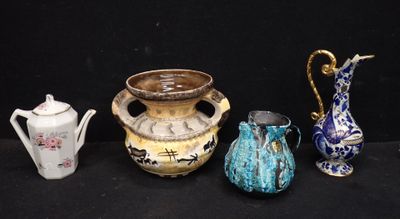 Plusieurs types de vases sont alignés sur une surface noire