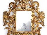une image représentant un miroir à cadre doré accroché à un mur blanc