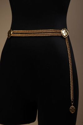 un torse de mannequin avec une ceinture en chaîne dorée