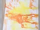 une photo d'une œuvre d'art posée sur une table