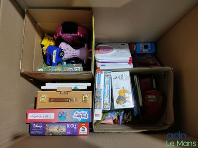 une boîte en carton remplie de jouets et d'autres objets
