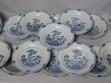 de nombreuses assiettes bleues et blanches posées sur une table