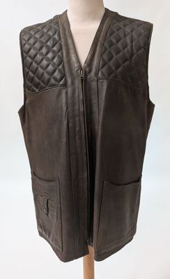gilet en cuir marron sur un mannequin, sur fond blanc