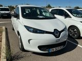 deux voitures blanches garées l'une à côté de l'autre sur un parking
