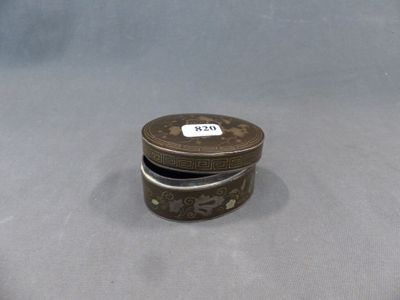 une petite boîte en métal sur laquelle est apposée une étiquette