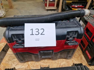 une boîte à outils rouge avec un tuyau noir, une boîte à outils rouge avec un tuyau noir et une boîte à outils rouge avec un tuyau noir
