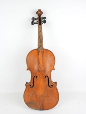 un vieux violon posé sur une surface blanche