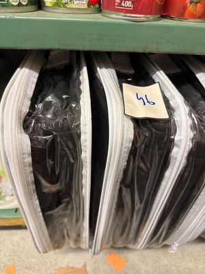 de nombreux sacs de nourriture sur les rayons du magasin